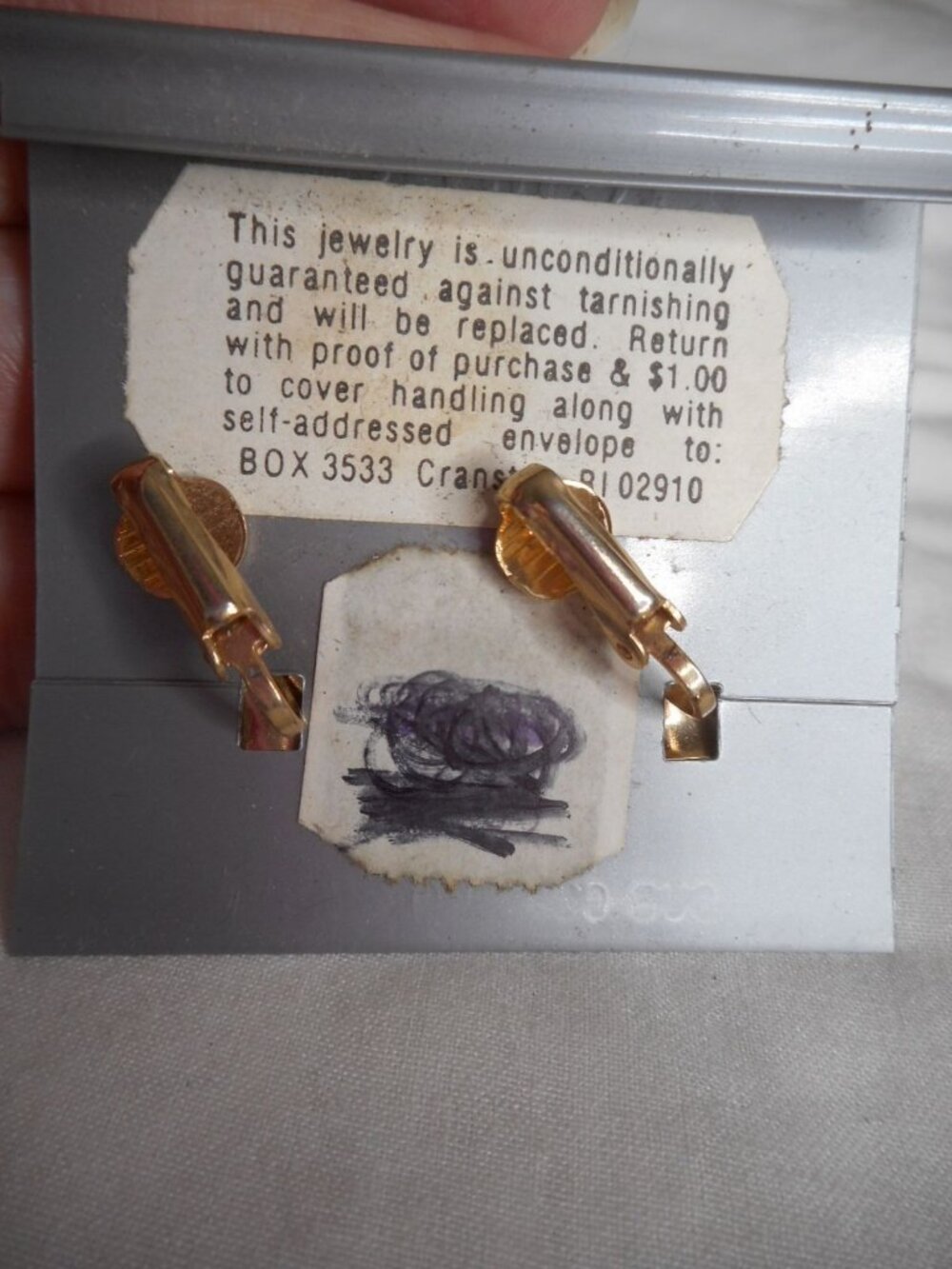 Vintage 1980s goldtone Abstract leaf Earrings Clip on Costume jewelry - Picture 2 of 3
